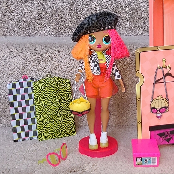 L.O.L. "Neonlicious" O.M.G. Doll - Picture 2 of 2